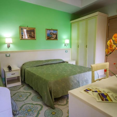 Hotel Rivamare Ischia Bagian luar foto