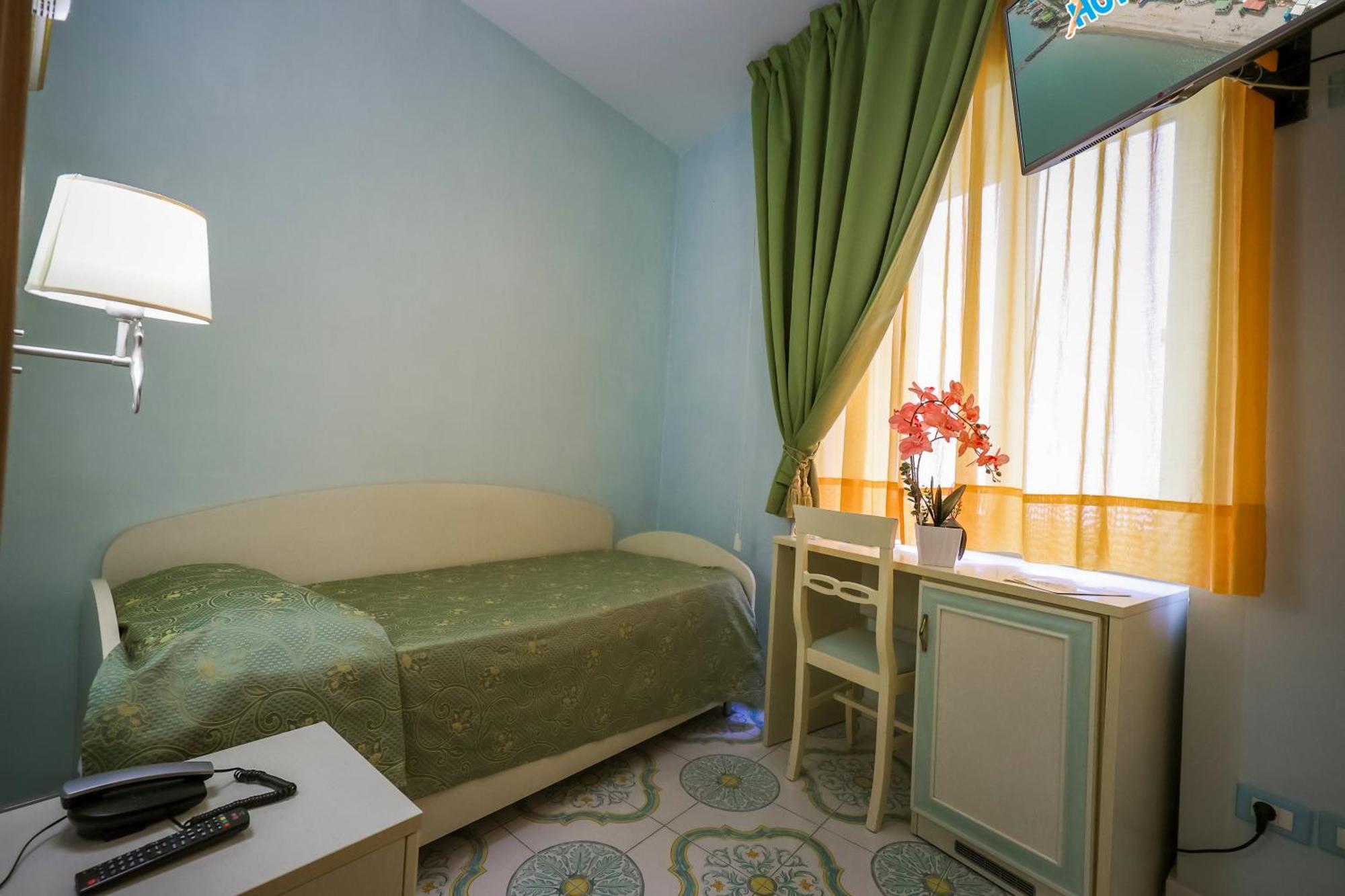 Hotel Rivamare Ischia Bagian luar foto