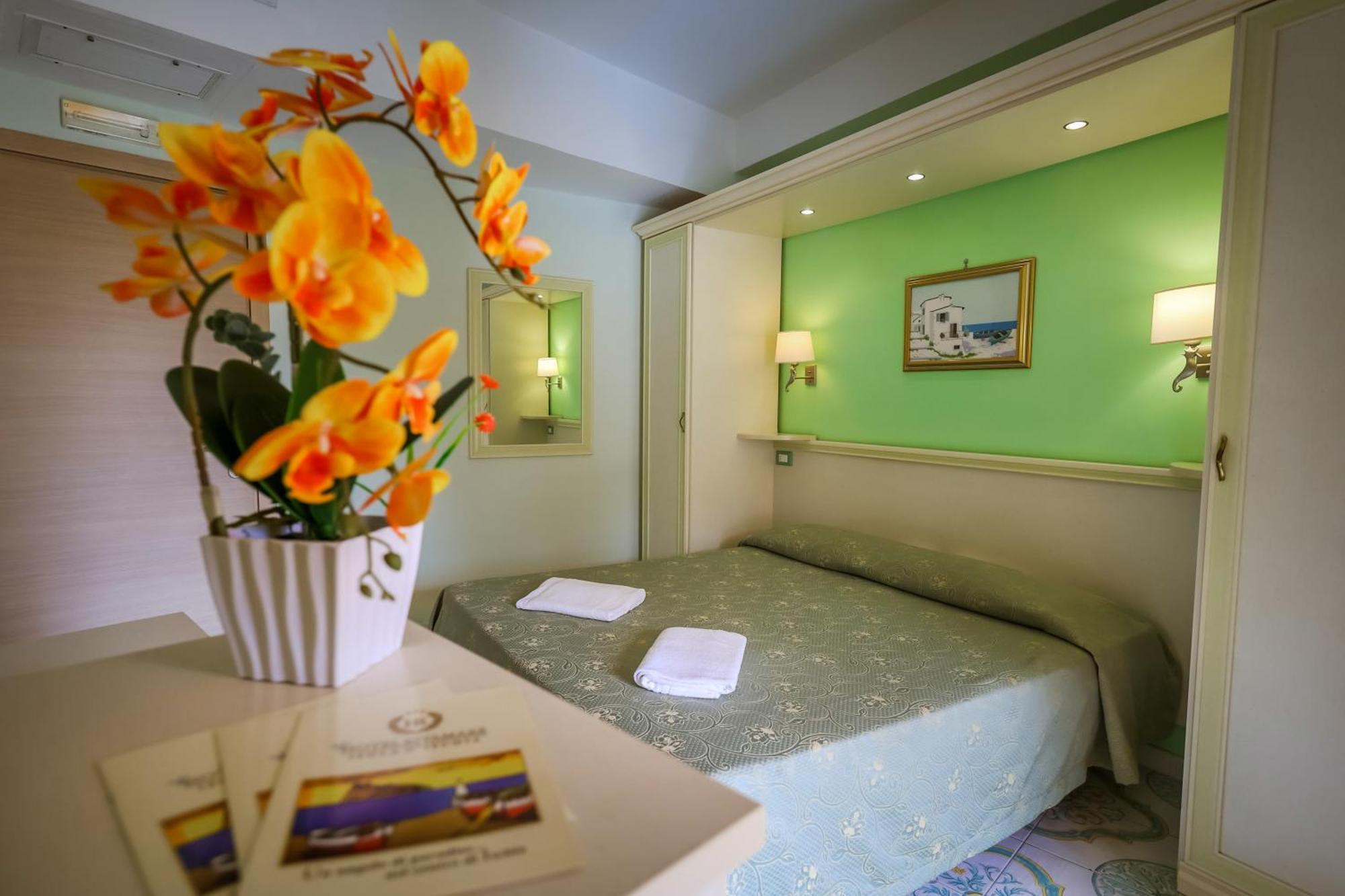 Hotel Rivamare Ischia Bagian luar foto
