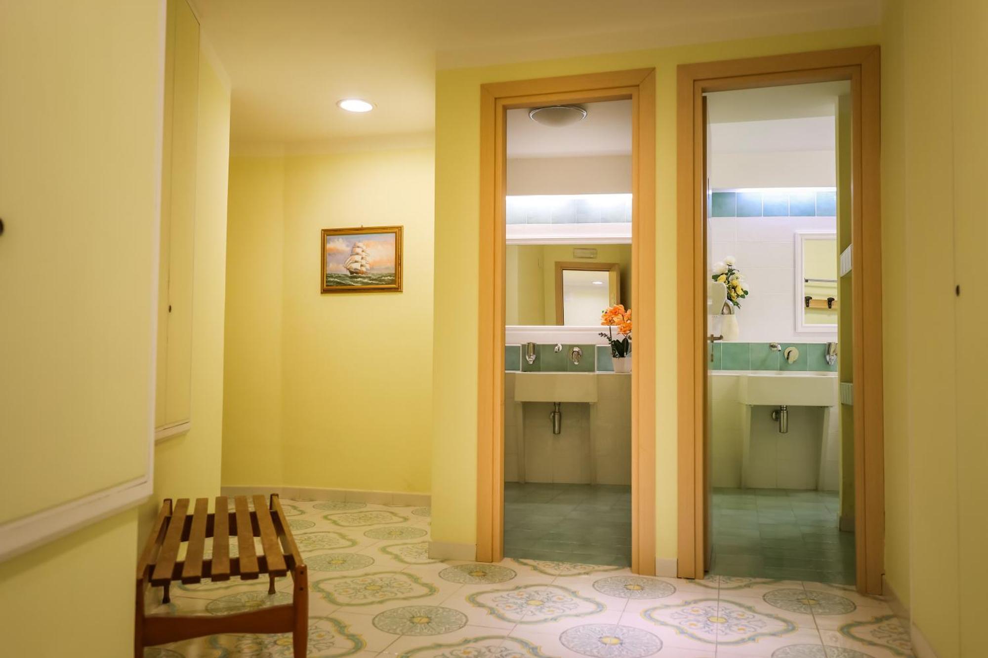 Hotel Rivamare Ischia Bagian luar foto
